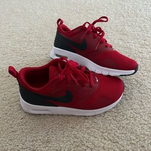 Nike Air boys shoes size 13c, brand new without tag.